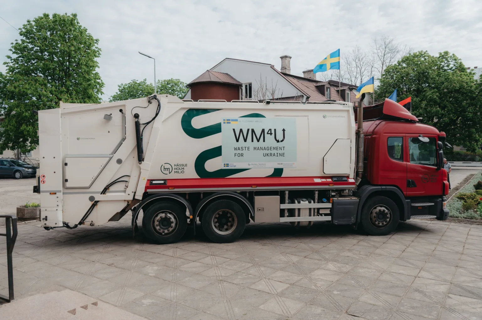 Сміттєвоз з написом Waste Management for Ukraine