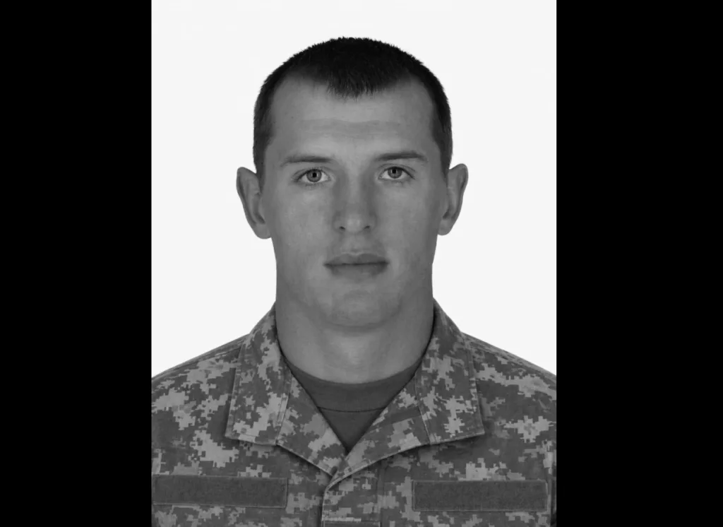 Портрет військовослужбовця у камуфляжній формі