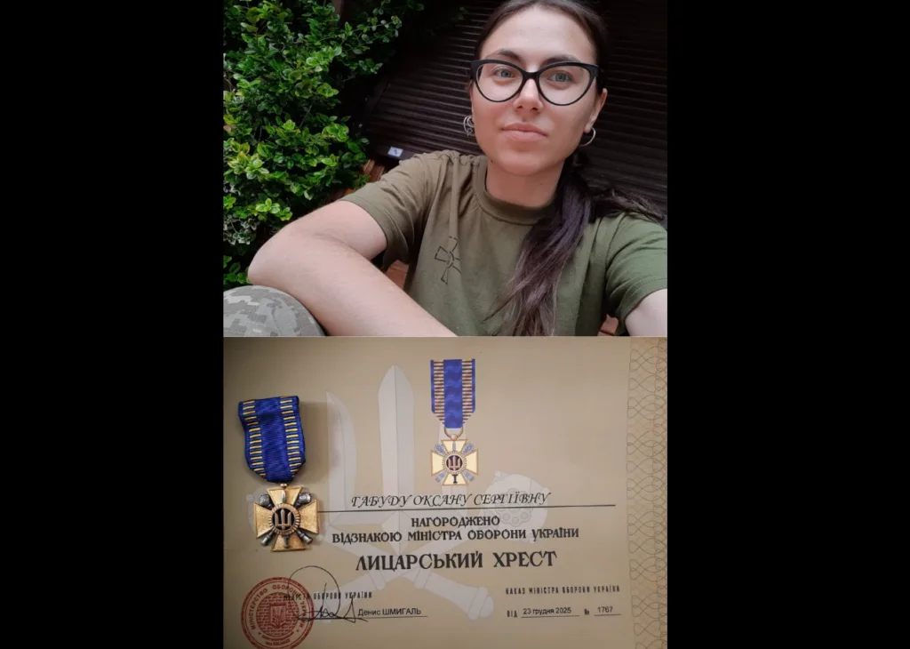 Українська військова отримує нагороду Лицарський Хрест