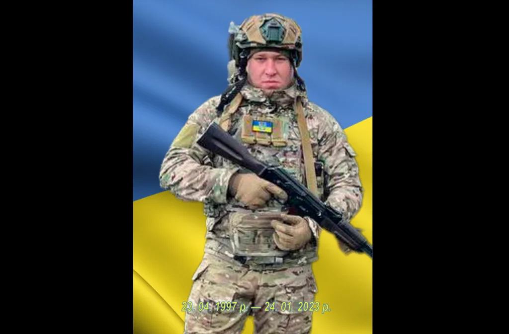Український військовий на тлі прапора України