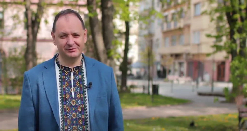 Чоловік у вишиванці на фоні міського парку