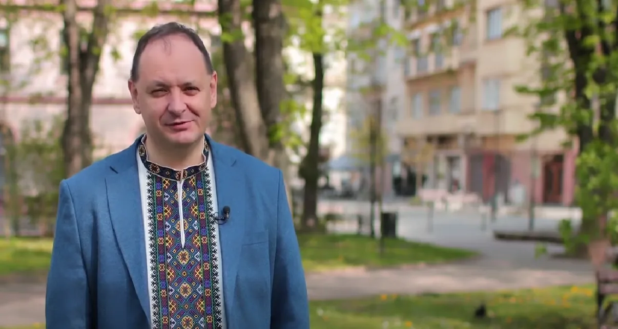 Чоловік у вишиванці на фоні міського парку