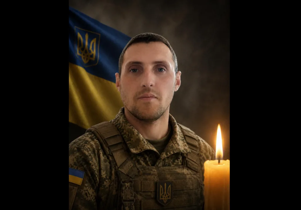 Український військовий з прапором та свічкою
