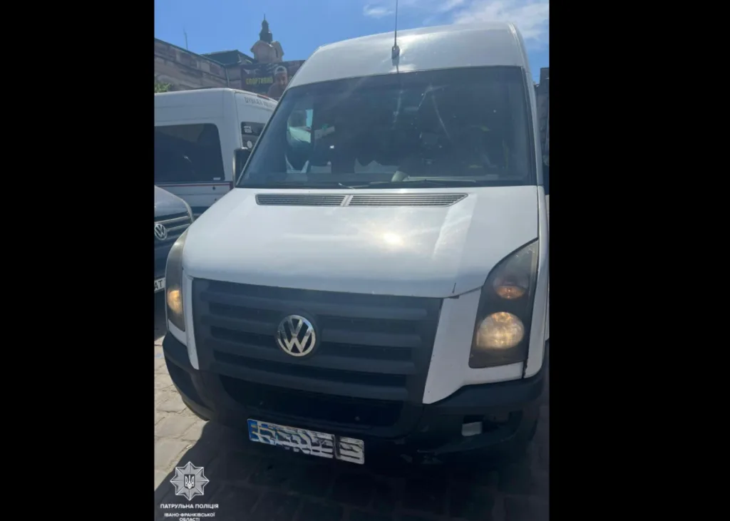 Білий фургон Volkswagen на міській вулиці
