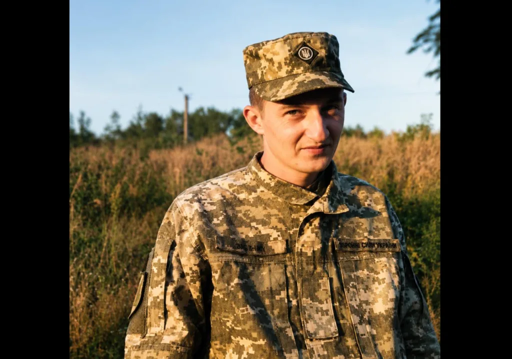Український військовий у камуфляжі на природі