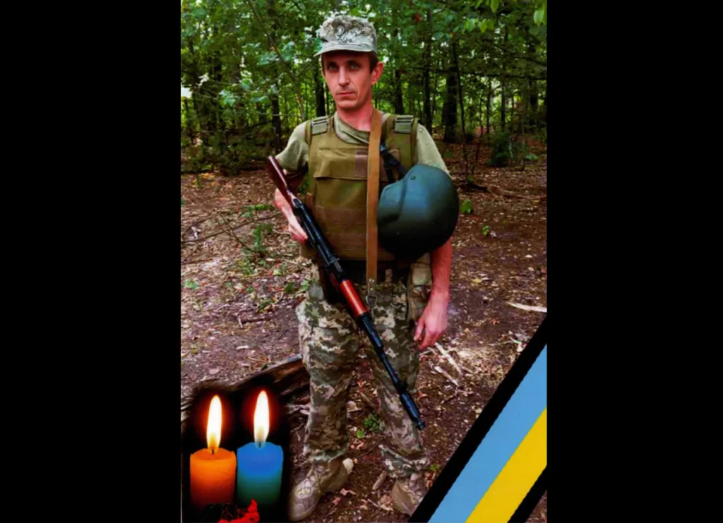 Український військовий у лісі з рушницею