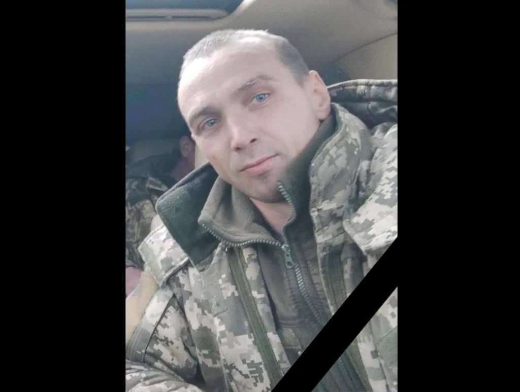 Військовий у камуфляжній формі сидить у машині
