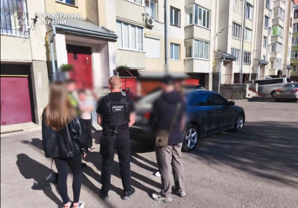Поліція проводить дії біля житлового будинку