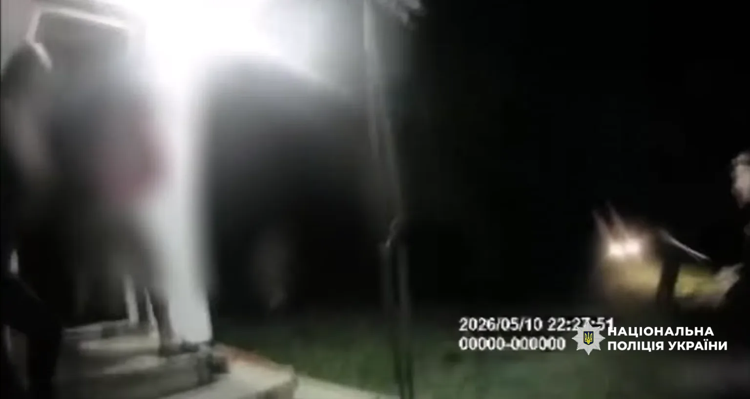 Поліцейська операція вночі біля будинку