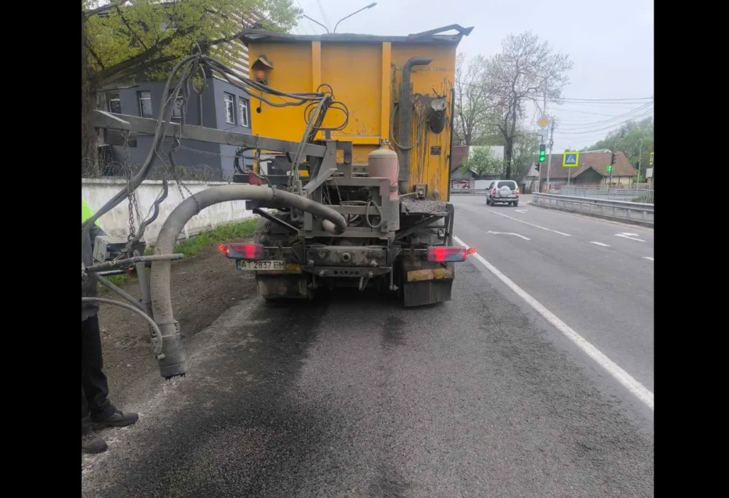 Ремонт дорожнього покриття спеціальною машиною