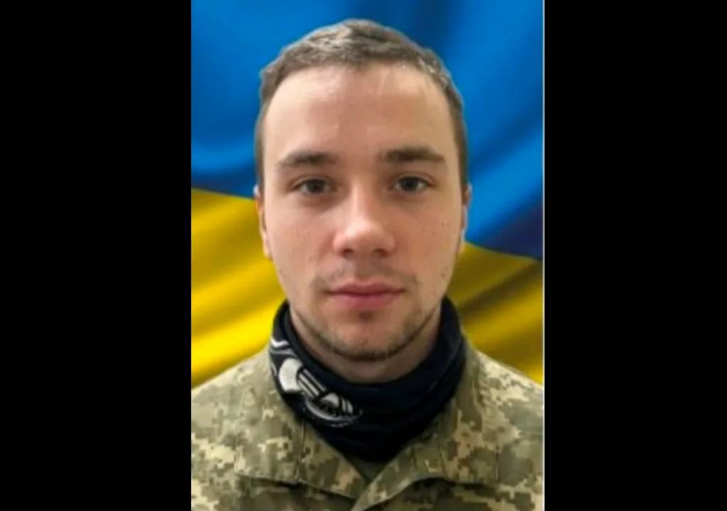 Український військовий на тлі прапора України