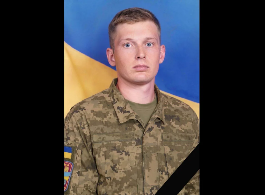 Український військовий на тлі прапора України