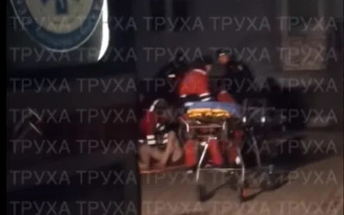Медики надають допомогу постраждалому біля нош