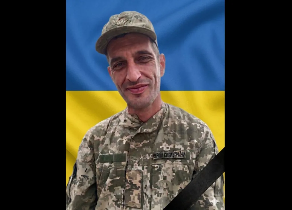 Український військовий на тлі прапора України