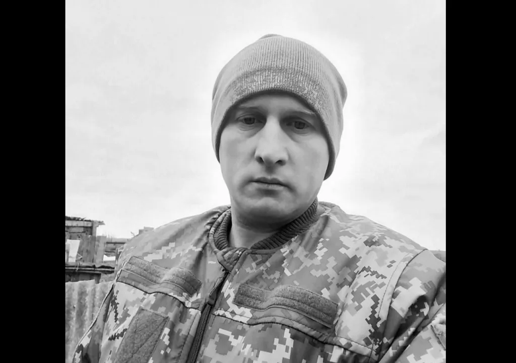Чоловік у камуфляжі на вулиці