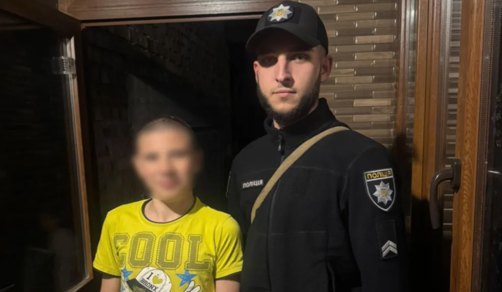 Поліцейський поруч із дитиною біля будинку