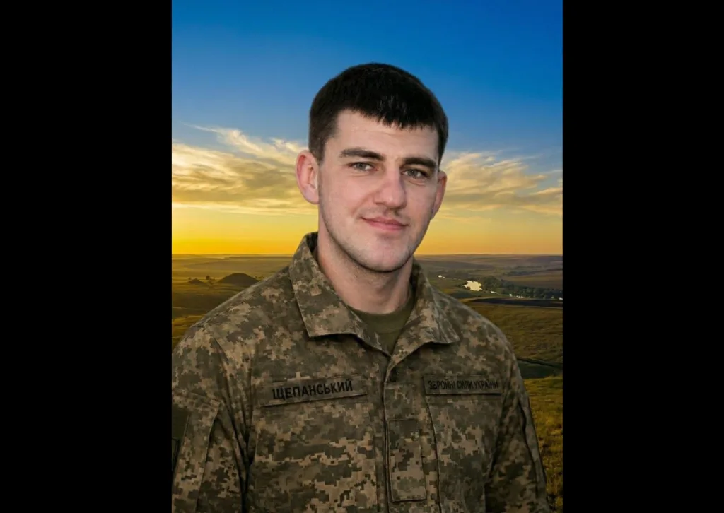 Український військовий на фоні заходу сонця