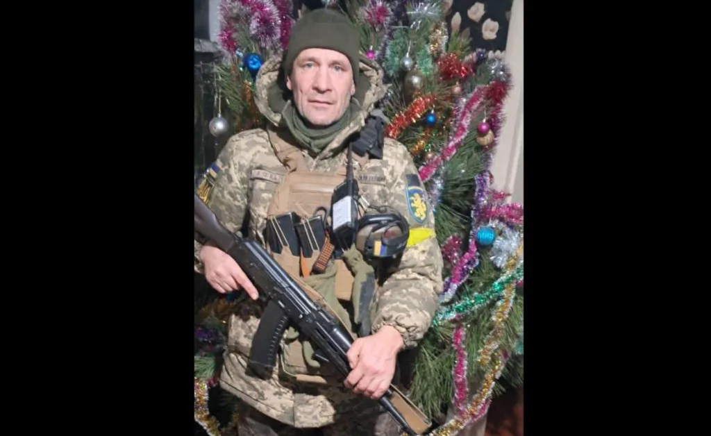 Український військовий біля різдвяної ялинки