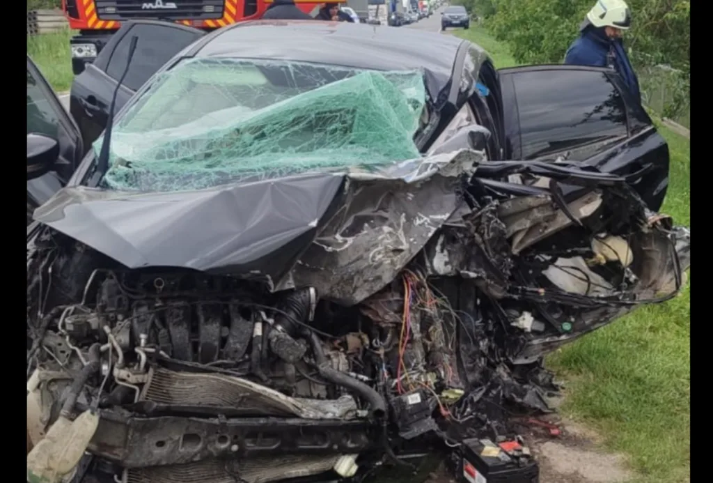 Сильно пошкоджений автомобіль після дорожньої аварії