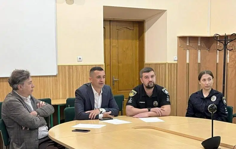 Зустріч поліцейських з представниками громади за столом