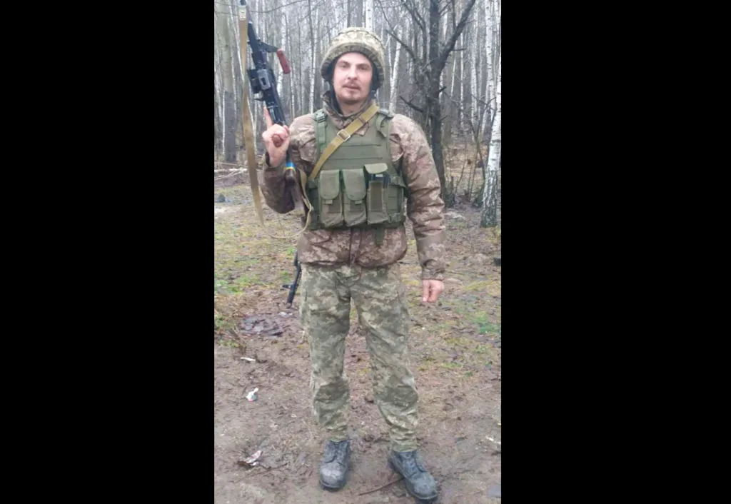 Військовий у камуфляжі стоїть у лісі