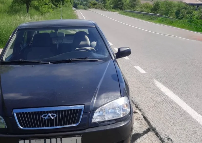 Чорний автомобіль припаркований на узбіччі дороги
