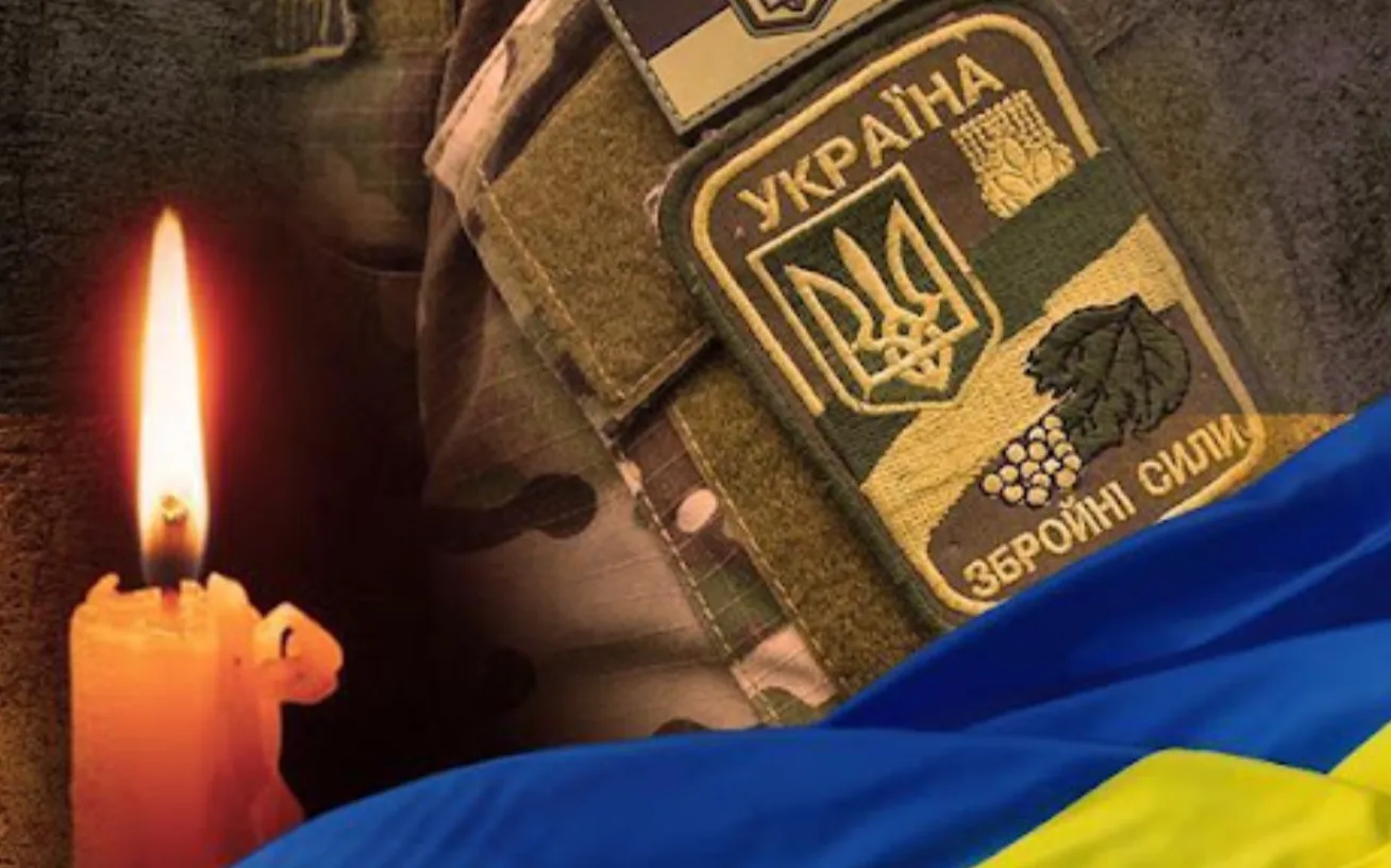 Свічка, військовий шеврон та прапор України