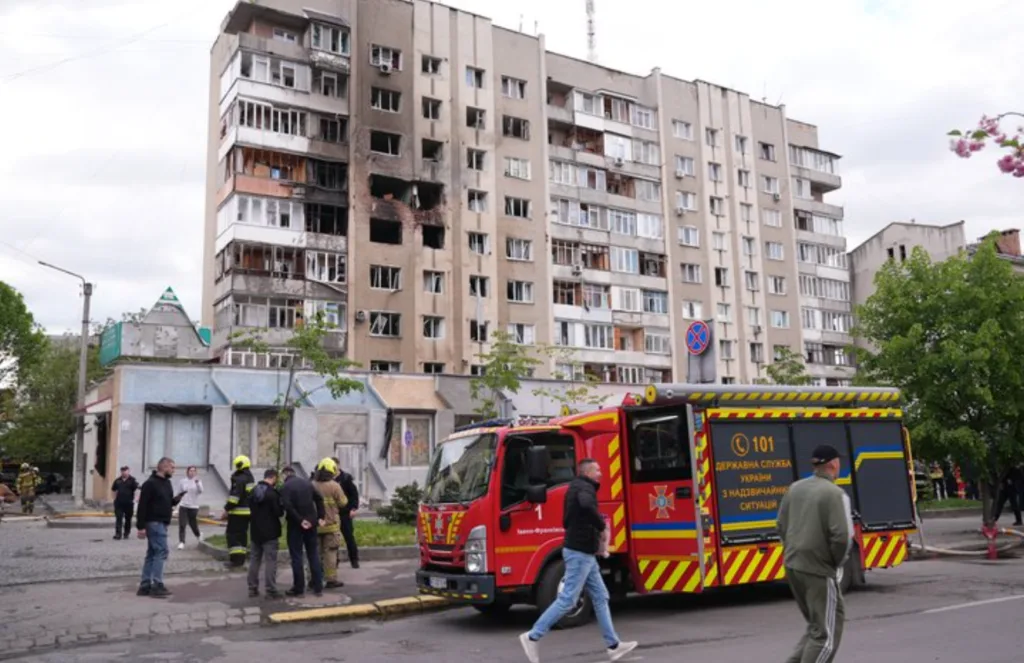Пожежники біля зруйнованого житлового будинку
