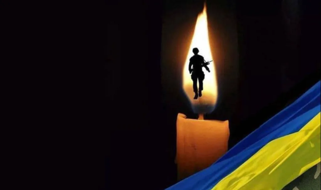 Свічка пам’яті з силуетом солдата та прапором України