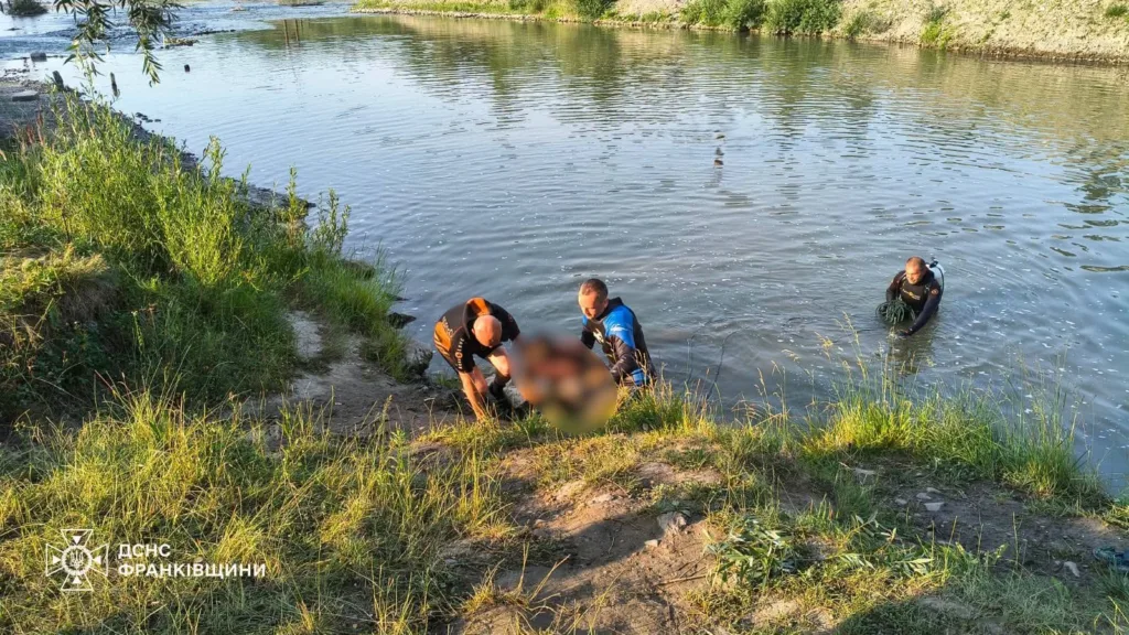 Рятувальники працюють біля річки в Івано-Франківську
