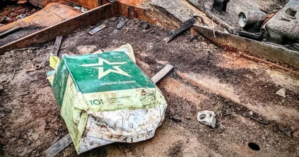 Пошкоджений російський військовий пайок лежить на землі