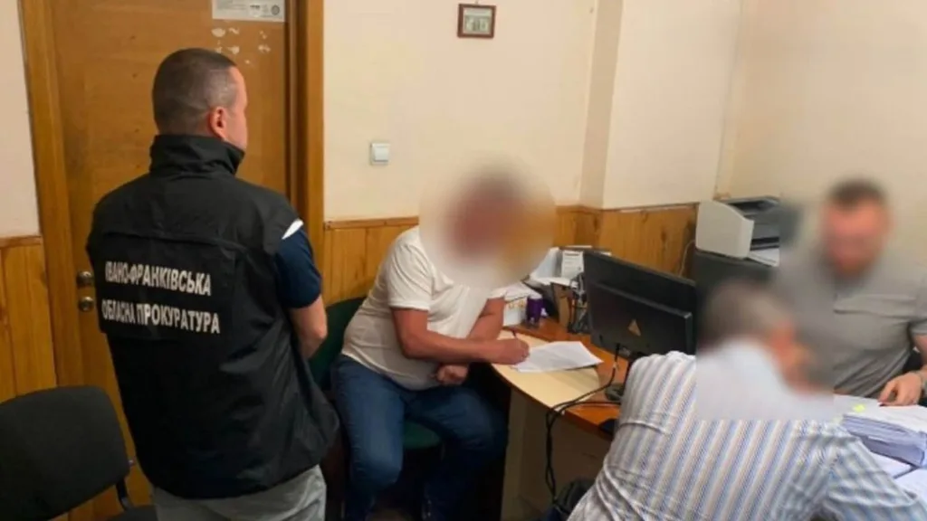 Працівники прокуратури проводять розслідування в офісі