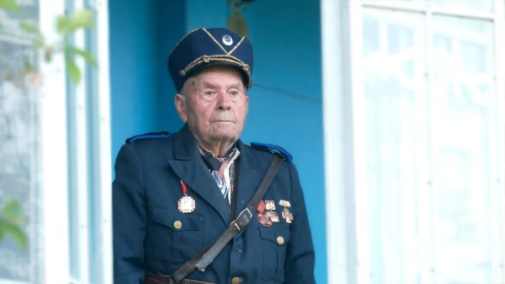 Літній чоловік у військовій формі з медалями