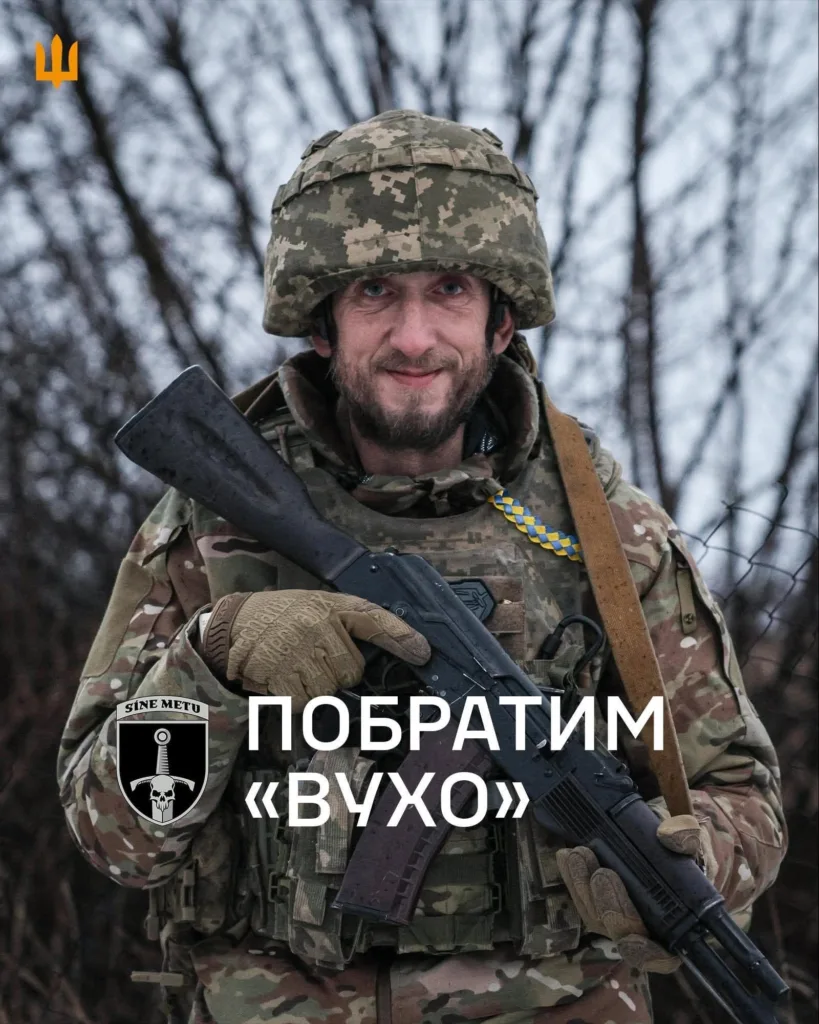 Український військовий у зимовій формі з автоматом