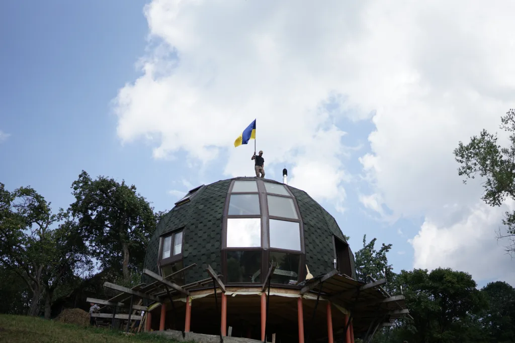 Купольний будинок з українським прапором на даху