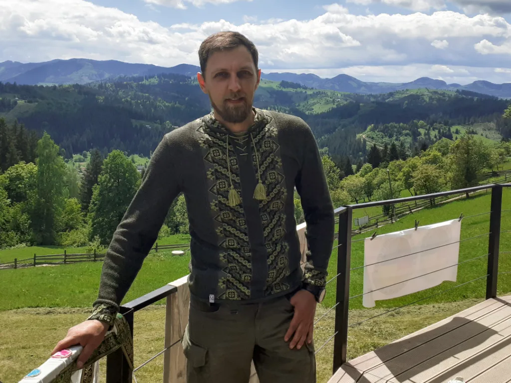 Чоловік у Карпатах на тлі гірського пейзажу