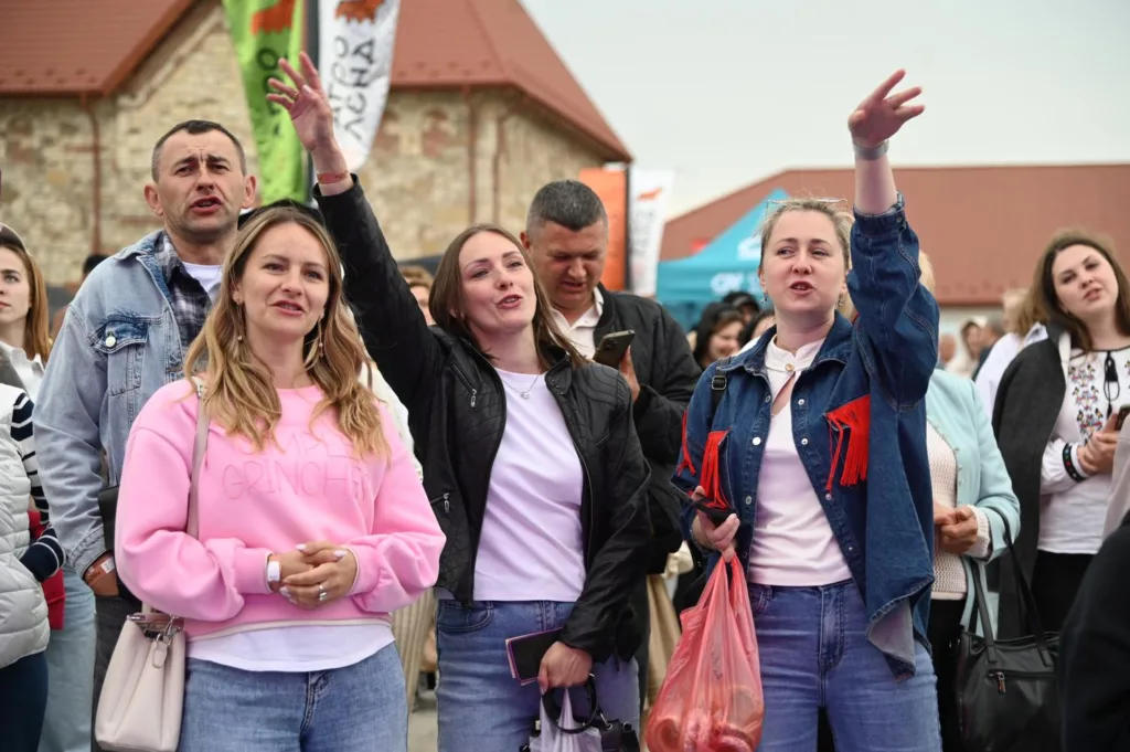 Люди на фестивалі просто неба