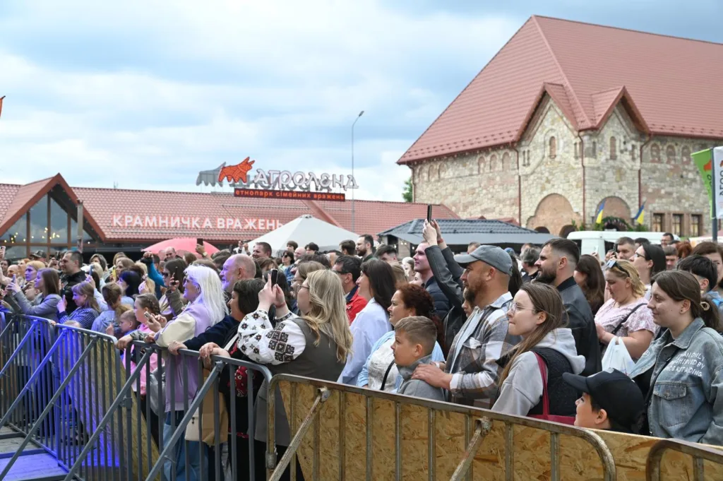 Натовп людей на святі в етнопарку Атмосфера