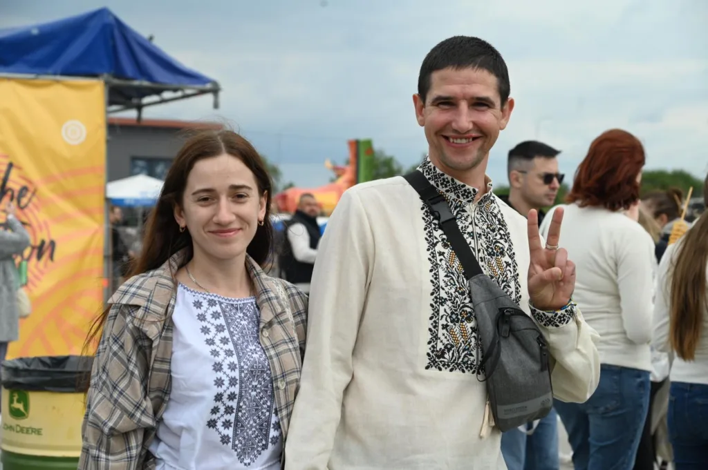 Люди у вишиванках на святковому заході