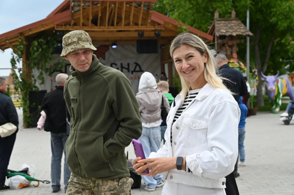 Люди на вуличному фестивалі біля сцени