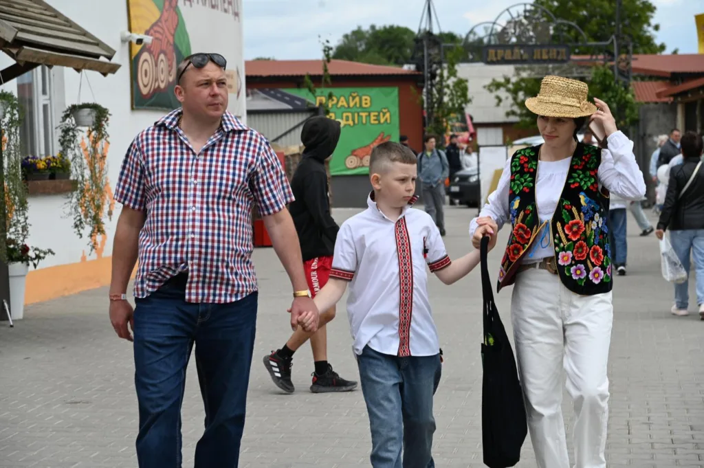 Сім'я гуляє на ярмарку у вишиванках