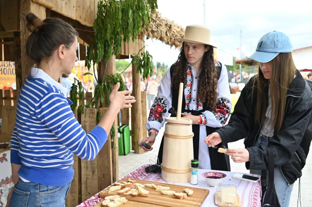 Традиційне приготування масла на українському ярмарку