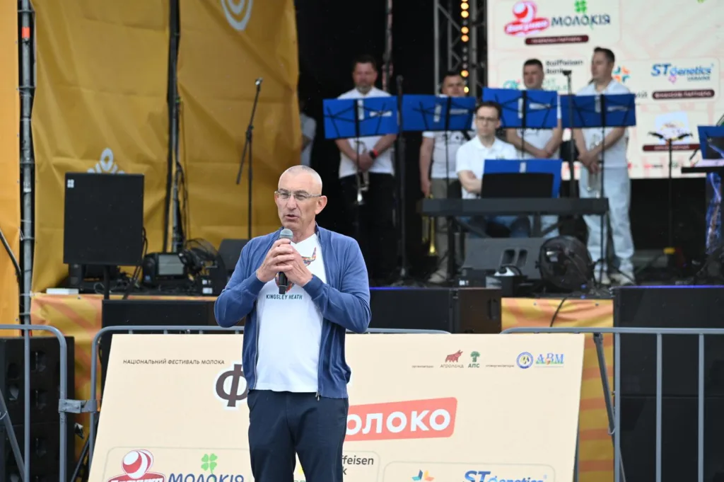 Чоловік виступає на фестивалі молока на сцені