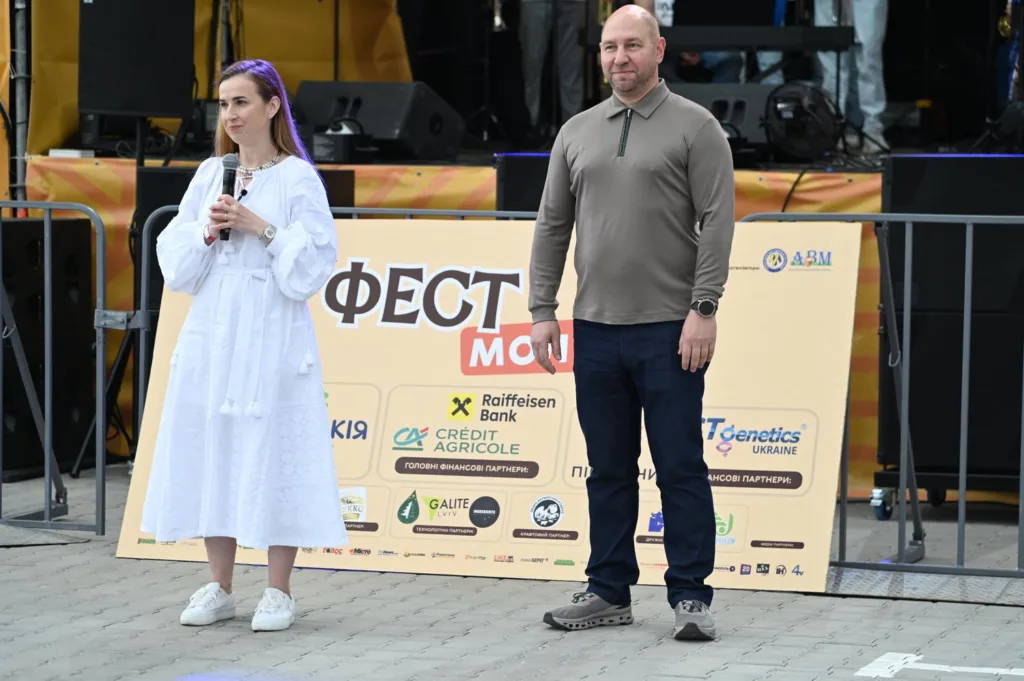 Ведучі фестивалю стоять біля сцени