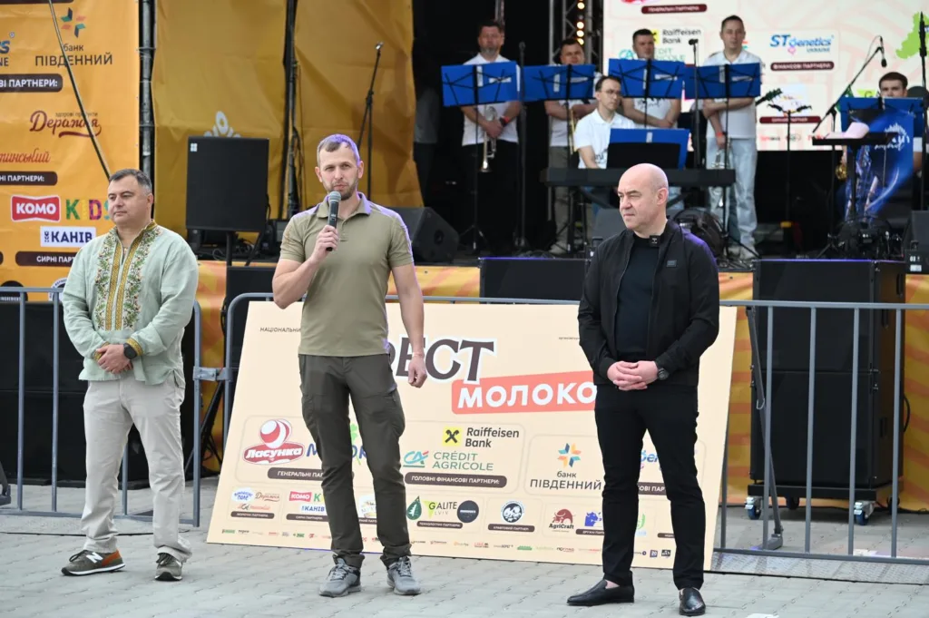 Виступ спікерів на фестивалі Молоко перед сценою