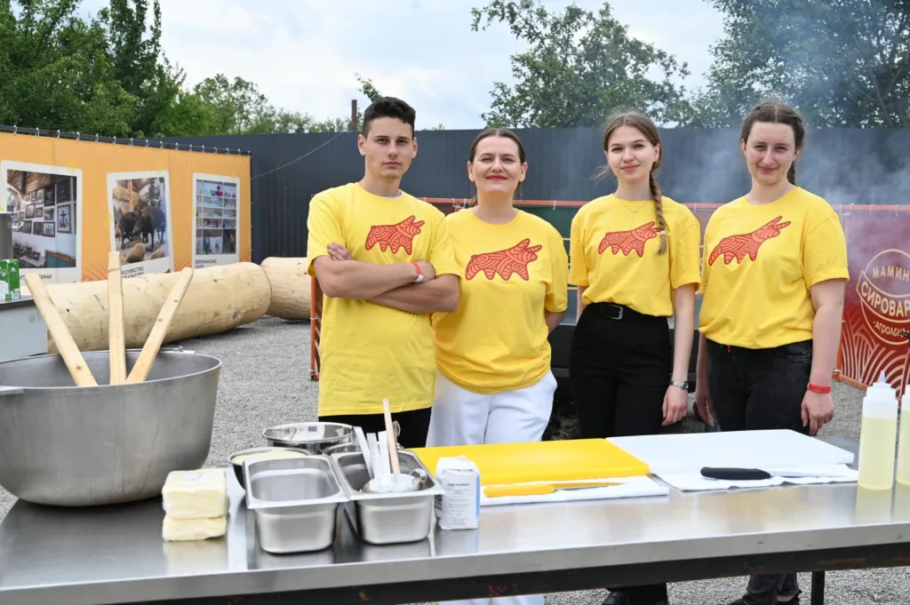 Команда кулінарів у жовтих футболках на фестивалі