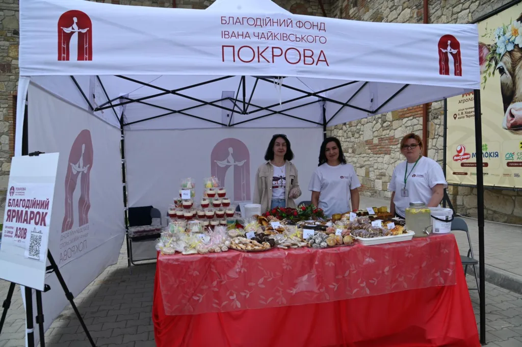Благодійний ярмарок фонду Покрова з випічкою