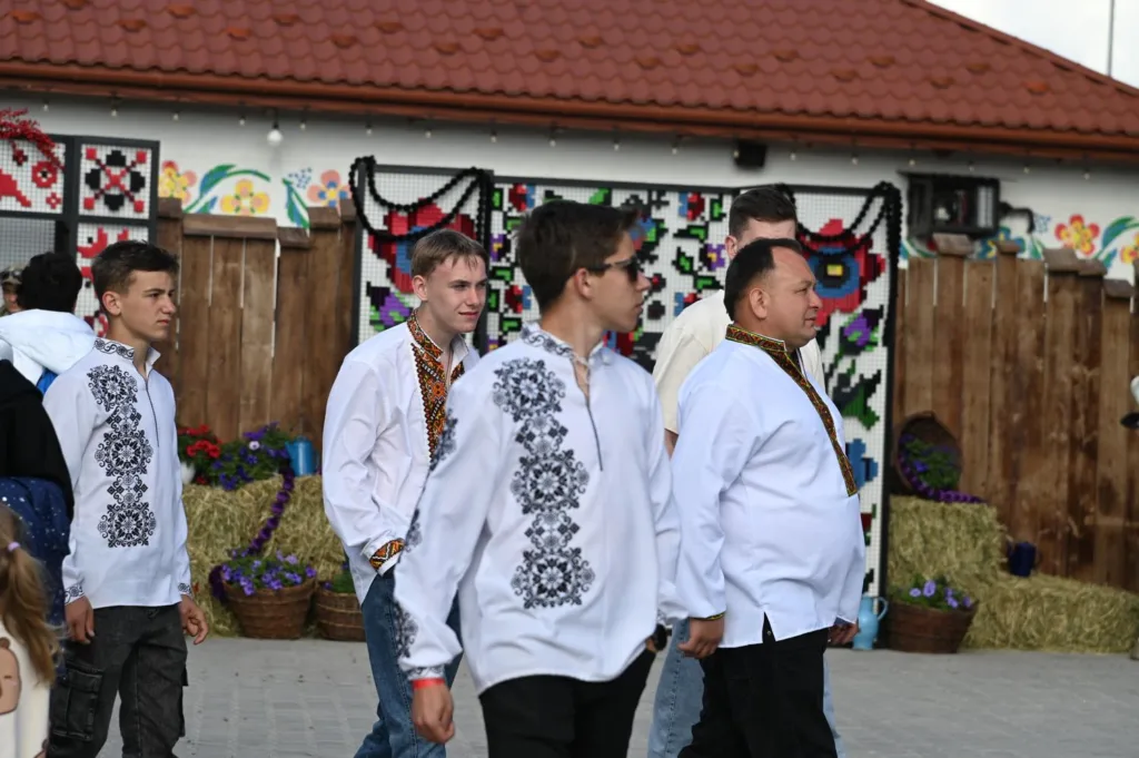 Люди у вишиванках на українському святі