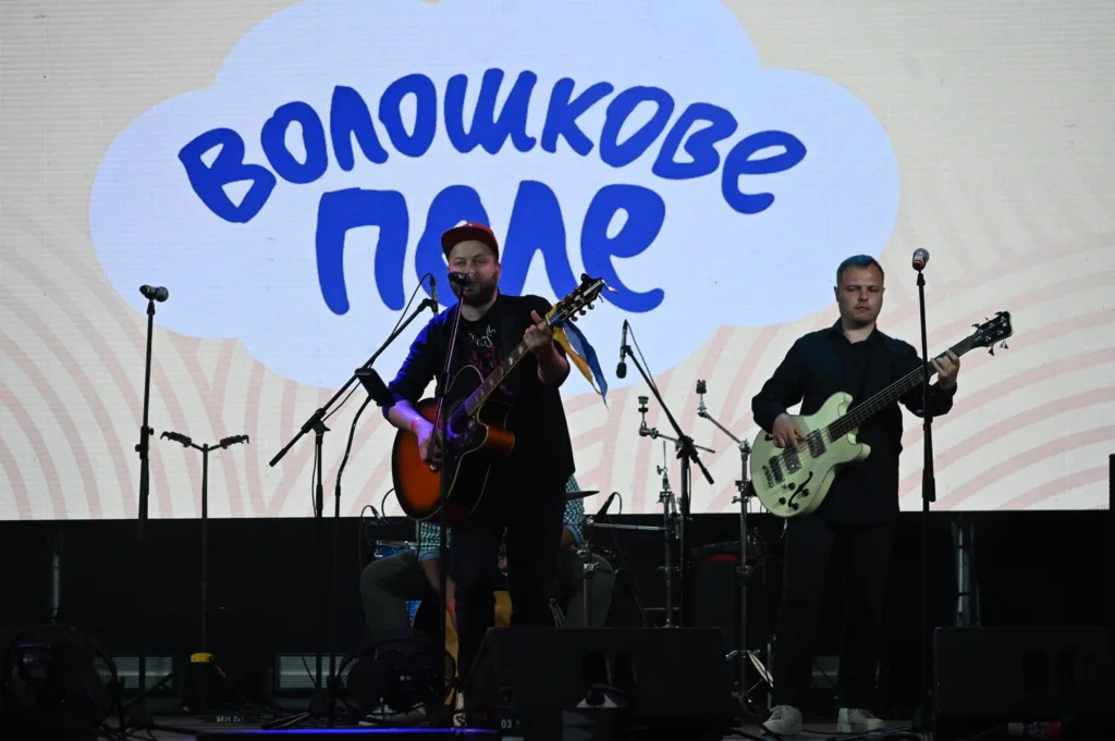 Музиканти виступають на сцені фестивалю Волошкове поле