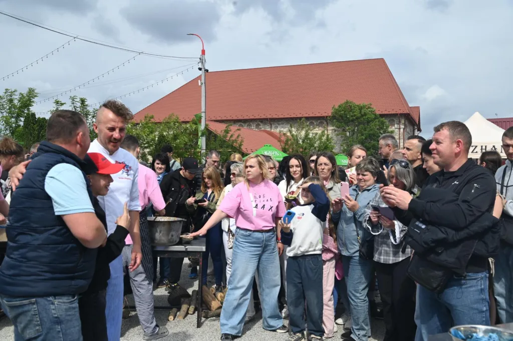 Люди на вуличному кулінарному фестивалі